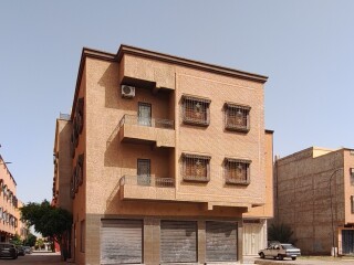 Maison a vendre 3 facades 6 garages, électricité et eau branchés, permis d'habiter et mise a jour valables